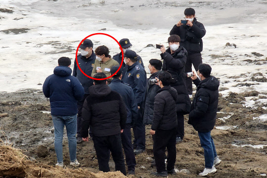 '택시기사ㆍ동거녀 살해' 혐의로 구속된 이기영(31)이 6일 오후 경기 파주시 공릉천변 동거녀 시식 수색 현장에서 의정부지검 고양지청 관계자들과 현장검증을 하고 있다.  연합뉴스